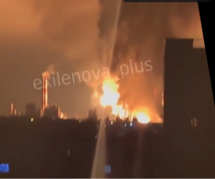  UKRAJINSKI DRONOVI POGODILI FILIJALU LUKOILA! Odjekivale eksplozije, veliki plamen kulja iz postrojenja, objavljeni snimci! (VIDEO)